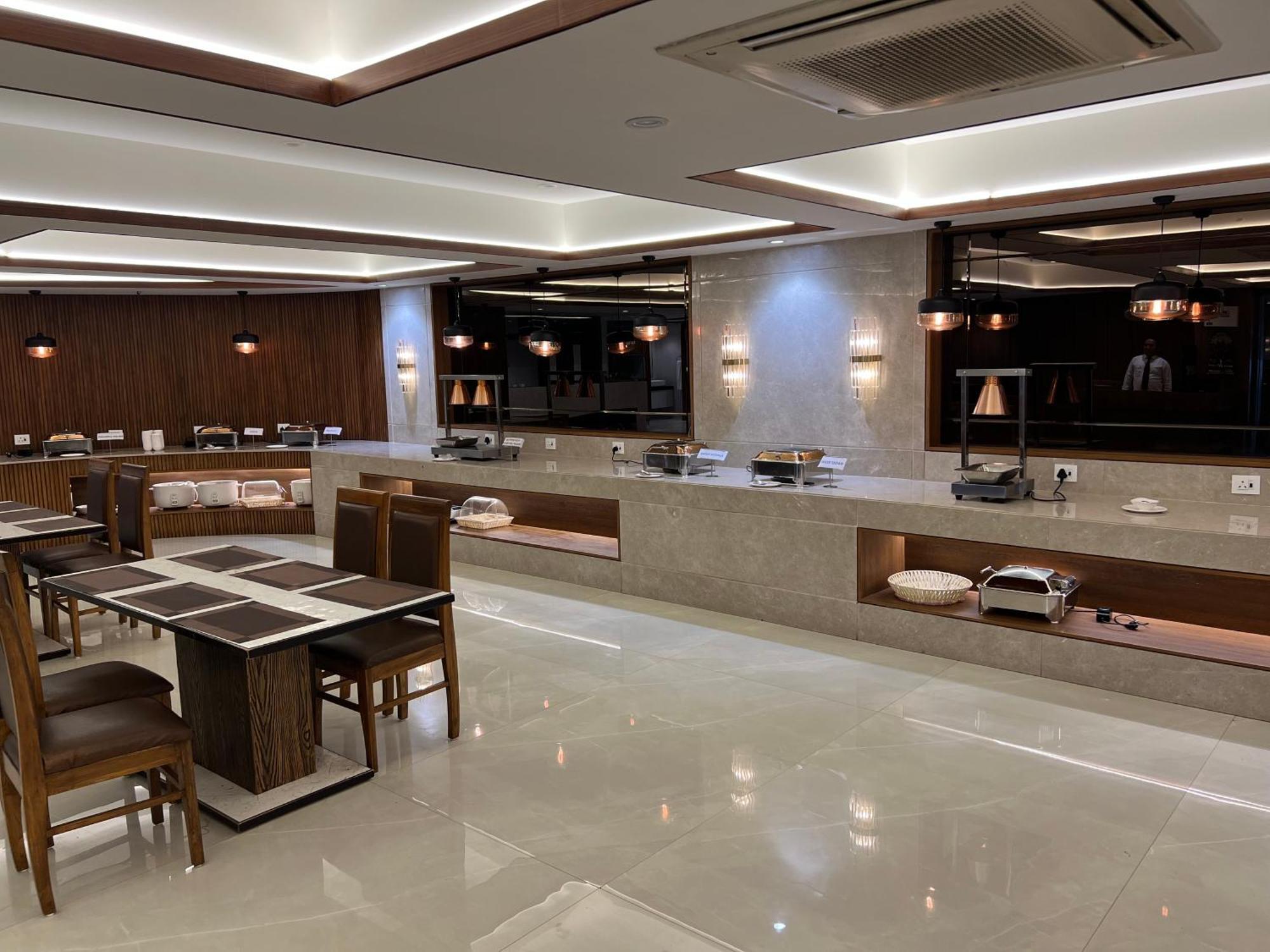 Hotel The Evergrand Palace Rajkot Exteriör bild