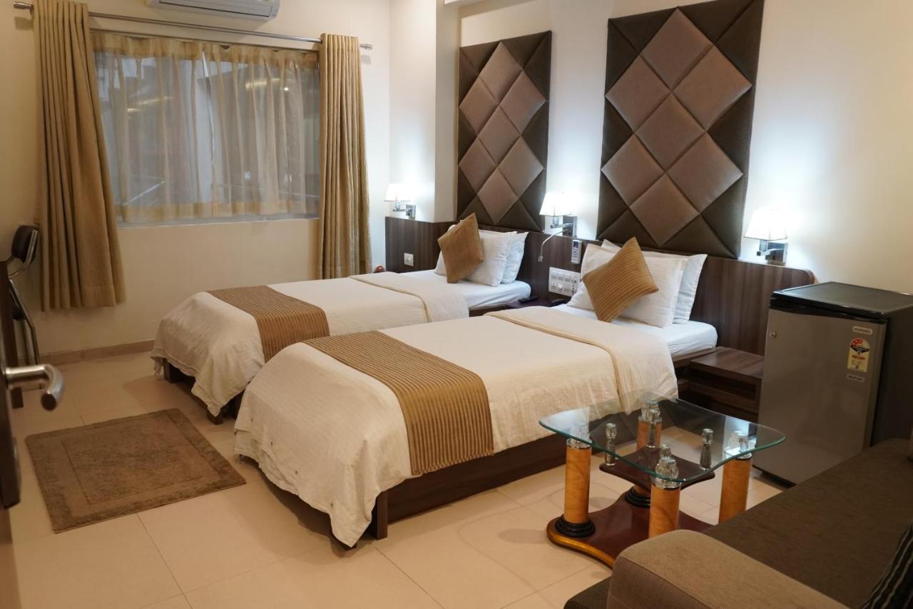 Hotel The Evergrand Palace Rajkot Exteriör bild